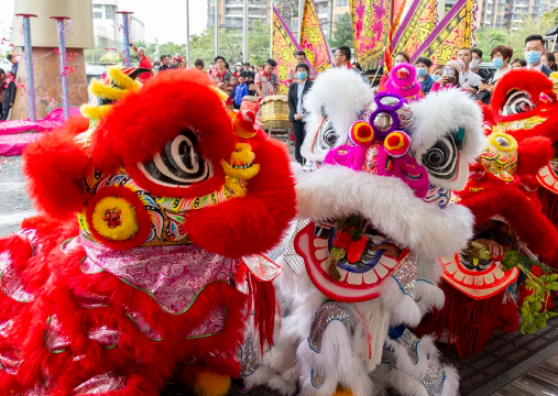 舞狮的热闹气氛,参与其中才知特点(图1) 舞狮的热闹气氛,参与其中才知特点(图1)
